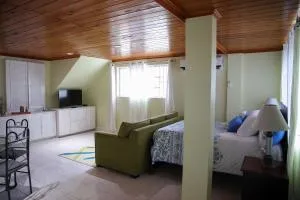 Tangerine Sunsets Alta Vista Suite 2 - Stapleton Gardens