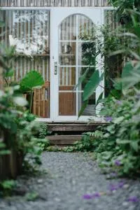 House with flowers, beautiful sunshine, geese and birds - 永隆