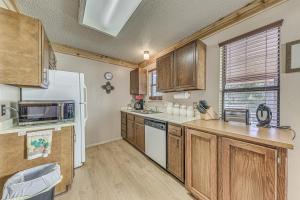 1 Mi to Downtown Ruidoso Peaceful Forested Cabin!