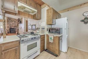 1 Mi to Downtown Ruidoso Peaceful Forested Cabin!