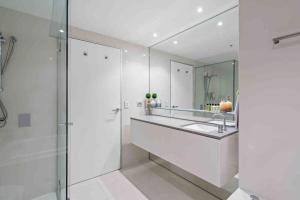 Mantra Circle on Cavill High Floor Spa Luxury