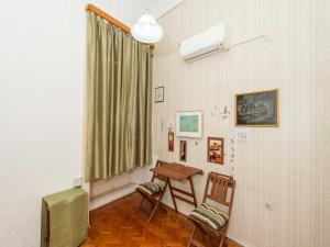 Two Stars Two Beds Downtown Apartment - One-Bedroom Apartment