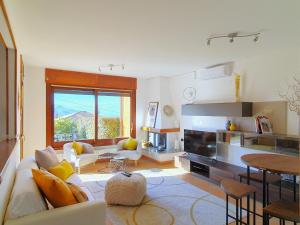 House in Luino with Green Garden and City Views