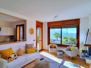 House in Luino with Green Garden and City Views