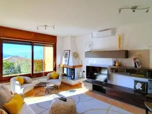 Modern holiday home with private garden - Luino