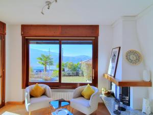 House in Luino with Green Garden and City Views