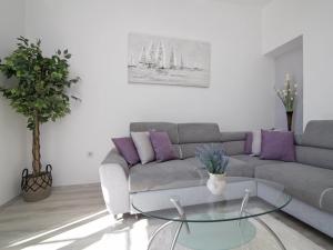 Apartments Isabora - Two-Bedroom Apartment with Terrace and Partial Sea View Nea