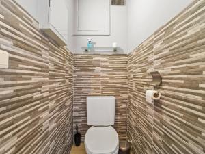 Modern 2-bedroom flat with sea views