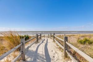 Beachfront Home ~ 7 Mi to Cape May!