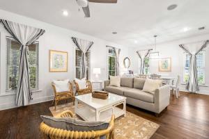 The Story House Walk To Beach Pet Friendly - 4hvězdičkové hotely ve městě Seacrest