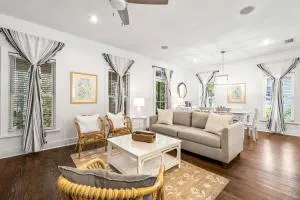 The Story House Walk To Beach Pet Friendly - Seacrest