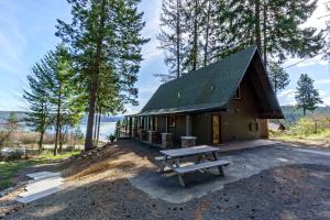 Modern A-frame cabin in Cavebay for 14 guests