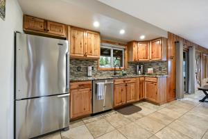 Modern A-frame cabin in Cavebay for 14 guests