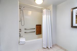 King Room with Sofa Bed and Adapted Tub - Mobility Accessible room in Courtyard Hartford Cromwell
