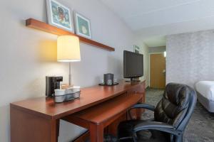 Courtyard by Marriott Atlanta Windy HillBallpark
