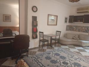 Downtown room near gym pool beach shops walking distance fromentertainment and shopping