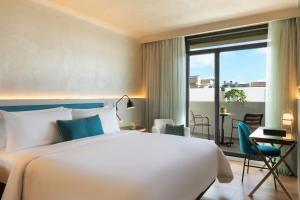 Urban Superior King Room with Balcony room in Renaissance Barcelona Hotel
