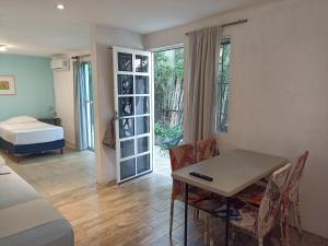 TR3S by Walter de la Renta