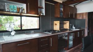 CABAÑA LAGO CALIMA, frente al lago