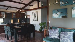 CABAÑA LAGO CALIMA, frente al lago