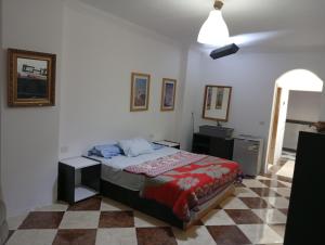 Downtown room near gym pool beach shops walking distance fromentertainment and shopping