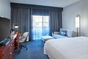 King Room with Sofa Bed - Non-Smoking room in Courtyard Chicago Highland Park/Northbrook