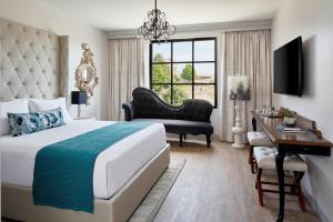 Guest room, 1 King, Art District view room in The Edwin Hotel Autograph Collection