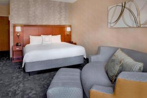 King Room with Sofa Bed room in Courtyard By Marriott Hartford Windsor Airport