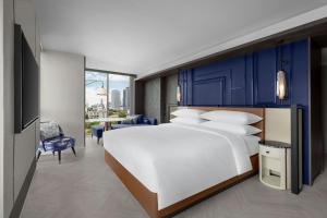 Madi Paidi Bangkok, Autograph Collection