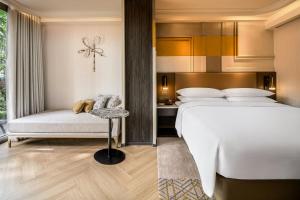 Madi Paidi Bangkok, Autograph Collection