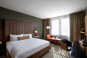 Deluxe King Room with Adapted Tub - Mobility and Hearing Accessible room in Hotel Vin Autograph Collection