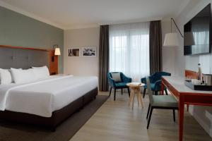 Superior Double Room room in Courtyard by Marriott Hamburg Airport