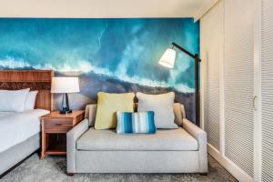 King Room with Sofa Bed room in Courtyard by Marriott King Kamehameha's Kona Beach Hotel