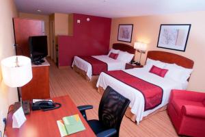 Queen Room with Two Queen Beds and Roll-in Shower - Mobility and Hearing Accessible room in Courtyard Middlebury