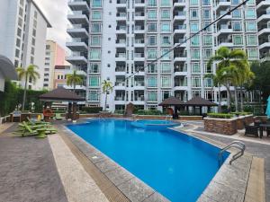 1BR Condo w Balcony near NAIA, Casino, Newport