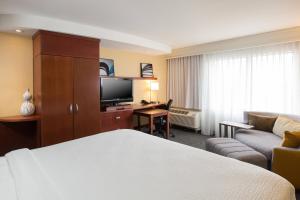 King Room with Sofa Bed room in Courtyard by Marriott Des Moines West