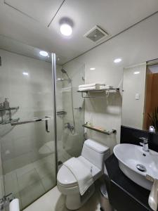 1BR Condo w Balcony near NAIA, Casino, Newport