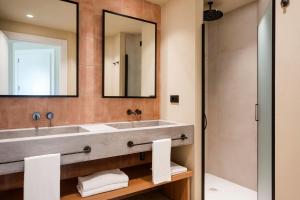 One-Bedroom Swim-Up King Suite with Sofa Bed