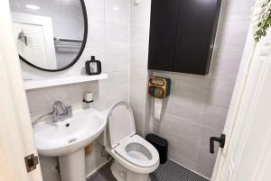 ZERO WATER STAY During the open event Hongdae 10 minutes Hapjeong 10 minutes Gongdeok Airport Railroad 5 minutes Gyeongui Line Forest Road 1 minutes