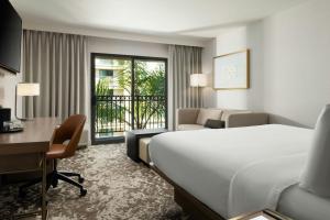 King Room with Balcony room in Courtyard by Marriott Los Angeles Pasadena Old Town