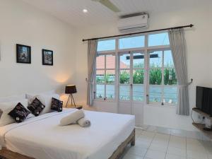 Legian Beach House Apartments And Studio