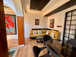 Golden Gorilla Villa with private pool & jacuzzi