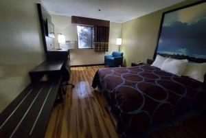Queen Room - Non-Smoking room in Super 8 by Wyndham Hagerstown