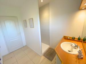 Villas Les Hauts de la Pinede - Villa avec Piscine, Jacuzzi et Boulodrome privatifs : photos des chambres