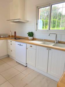 Villas Les Hauts de la Pinede - Villa avec Piscine, Jacuzzi et Boulodrome privatifs : photos des chambres