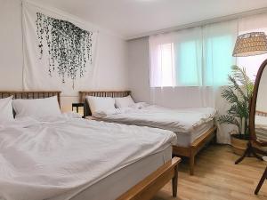 STAY at Miasageori #Up to 6 people #Subway 2 min #Airport bus 2 min #Dongdaemun 10 min #Myeongdong 15 min #Seoul Station 20 min #Gyeongbokgung Palace, Bukchon Hanok Village, Seongsu, Hongdae 25 min #Itaewon 30 min #Gangnam 40 min