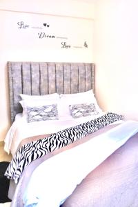 The Trendy Terrace, Kamakis