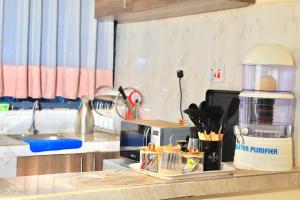 The Trendy Terrace, Kamakis