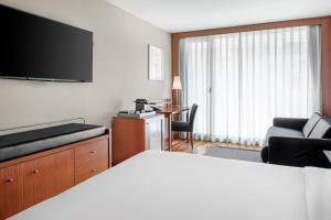 Triple King Room with Sofa Bed room in AC Hotel La Rioja