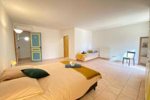 84B7 - Accommodation in a charming 18th century farmhouse